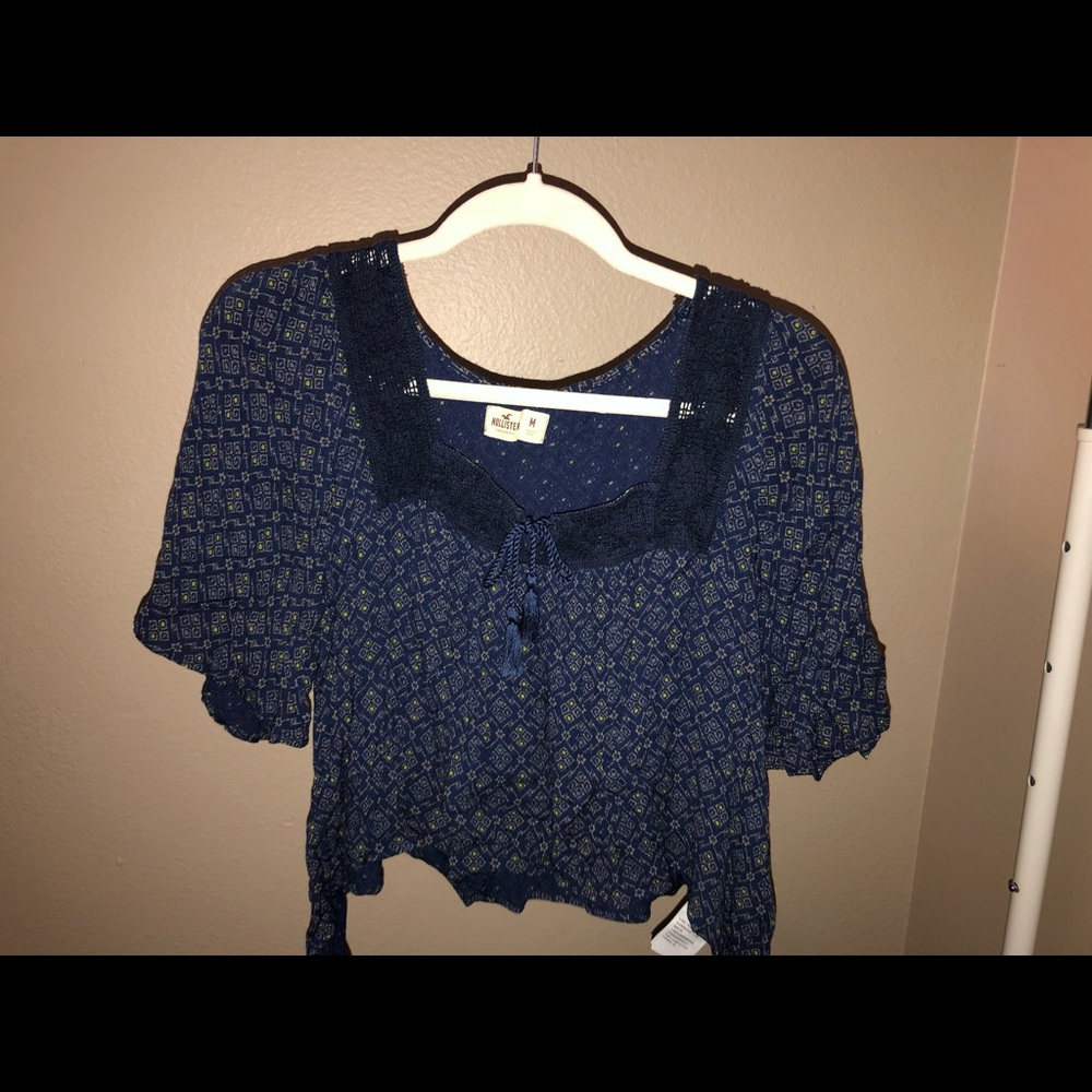 Cropped Hollister shirt